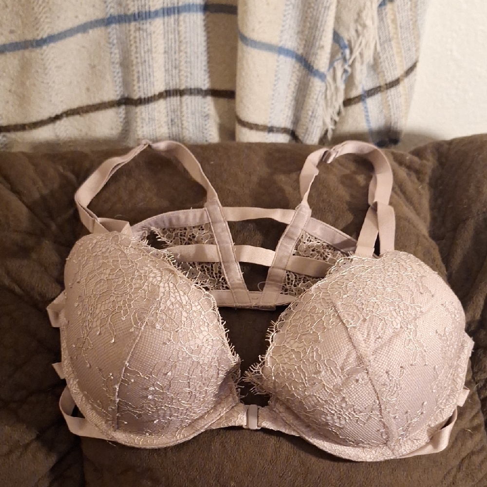 Victoria's Secret Lace Strappy Bra in Cream